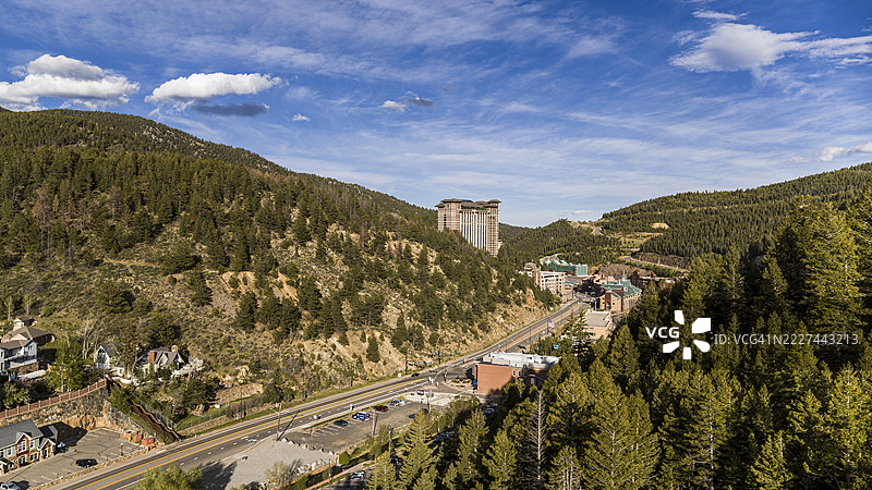 科罗拉多山脉中黑鹰赌场小镇的鸟瞰图。公路穿过森林峡谷。图片素材
