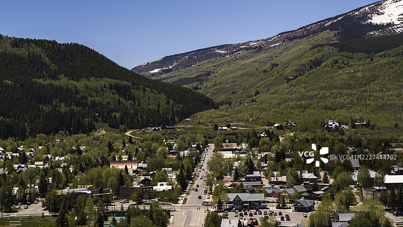 克雷斯特德比特的鸟瞰图。这个乡村小镇被科罗拉多州甘尼森县的落基山脉环绕。图片素材