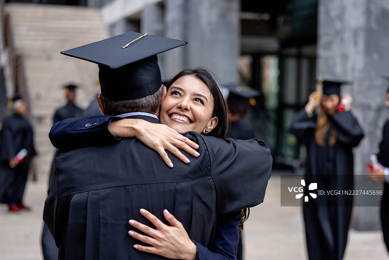 爱女在父亲毕业日拥抱他图片素材