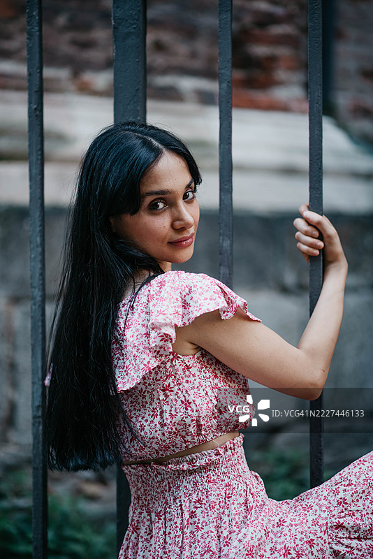 年轻女子站在诺瓦拉皮埃蒙特意大利的门旁肖像图片素材