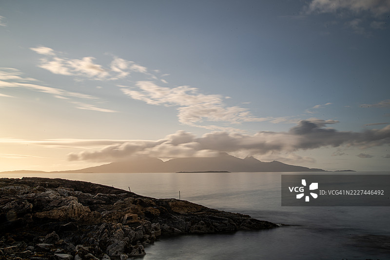 挪威日落时分海洋与天空的美丽景色图片素材