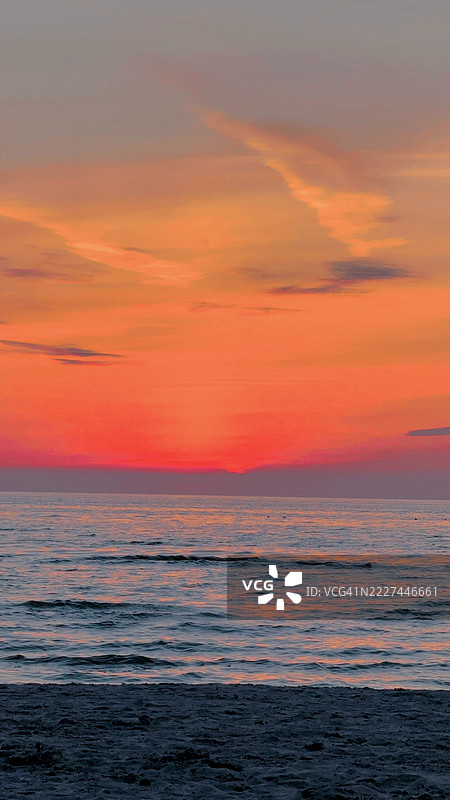安大略省加拿大瓦萨加海滩的海景与橙色天空相映成趣图片素材