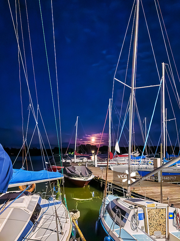 月光照耀下的港口，停满了帆船图片素材