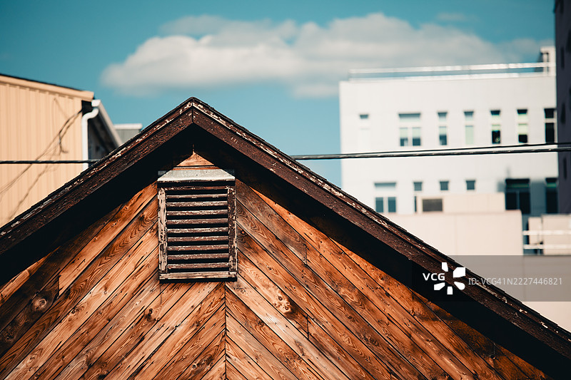 从低角度看建筑与天空，黄刀镇，西北地区，加拿大图片素材
