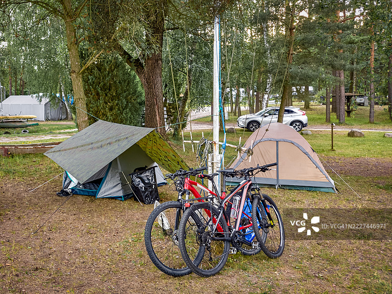 一个有两个帐篷和两辆自行车的露营地图片素材
