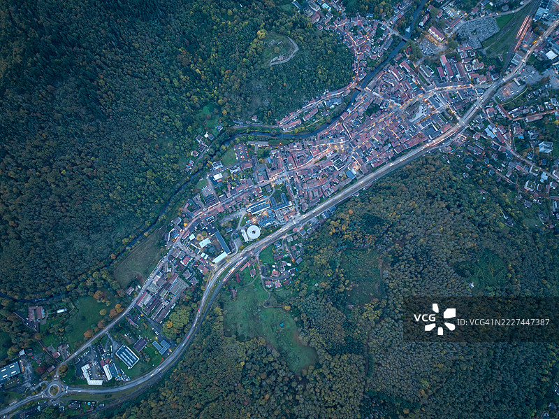 法国大东部地区坦恩的田野上树木的高角度视图图片素材