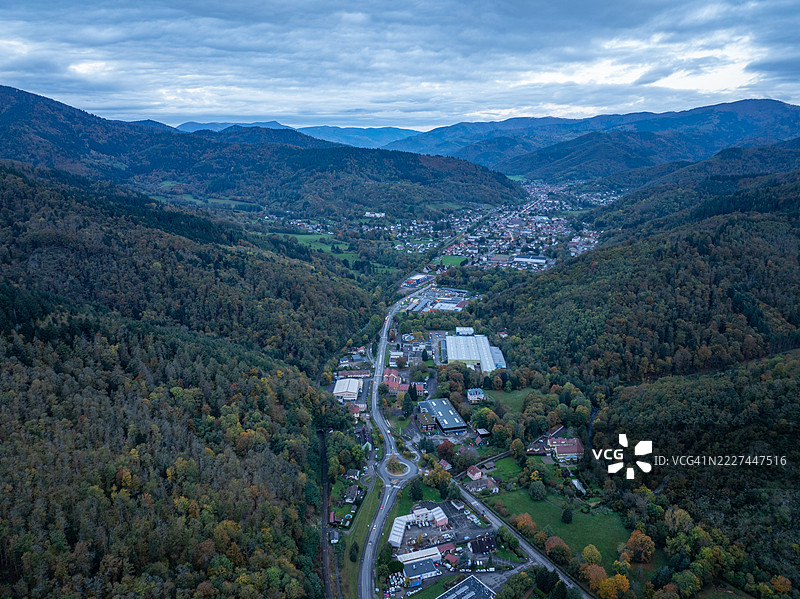 高角度俯瞰树木和山脉与天空的景色，法国大东部地区的坦恩图片素材
