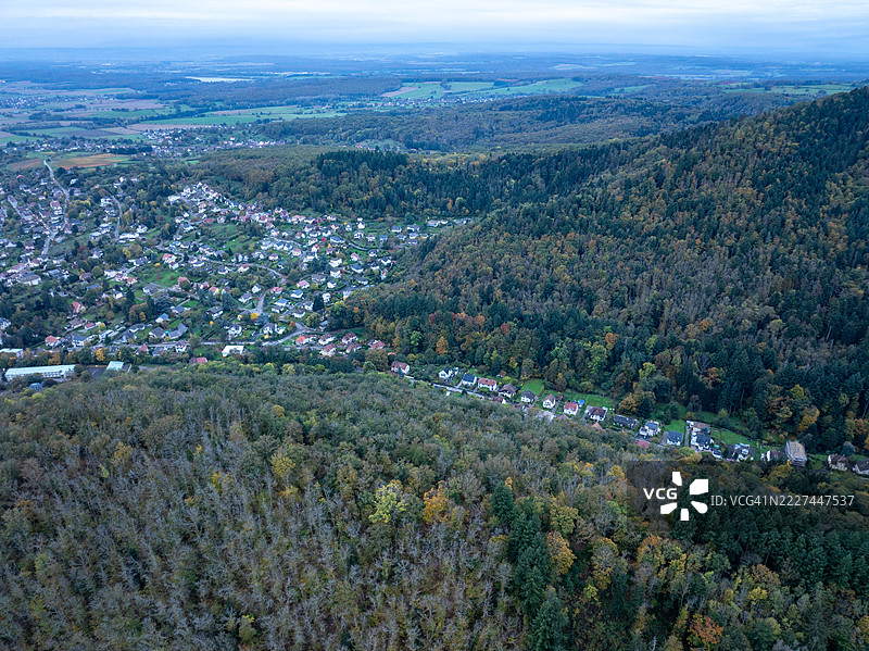 高角度俯瞰树木和建筑物与天空的景色，法国大东部地区坦恩图片素材