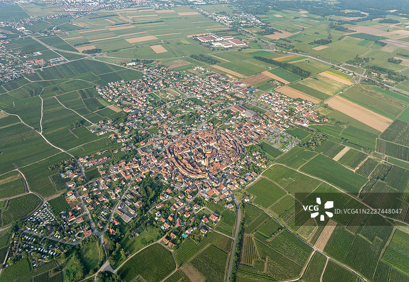 法国大东部地区埃吉斯海姆的农业田野鸟瞰图图片素材