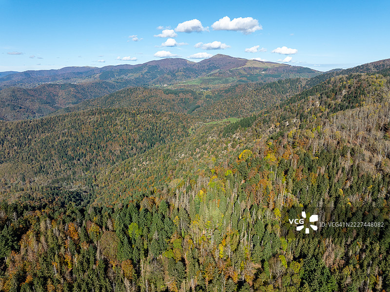 法国大东部地区坦恩的天空下风景如画的景观图片素材