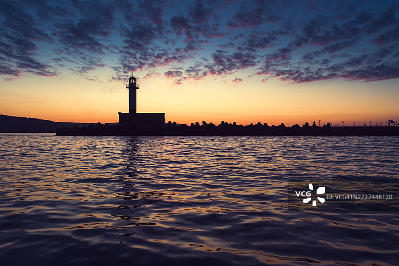 保加利亚瓦尔纳日落时分的灯塔鸟瞰图图片素材