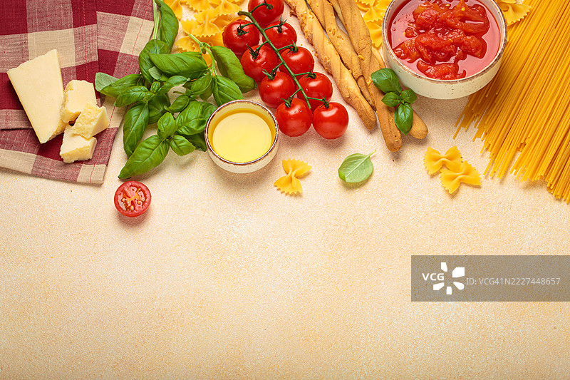 意大利美食背景，特色番茄酱和意大利面包棒图片素材
