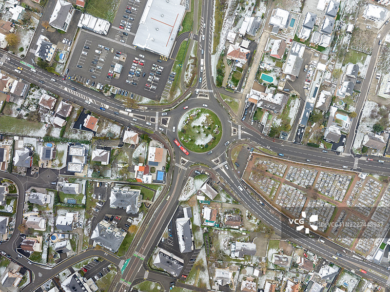 城市中建筑之间的街道高角度视图，金格尔海姆，法兰西大东部地区图片素材