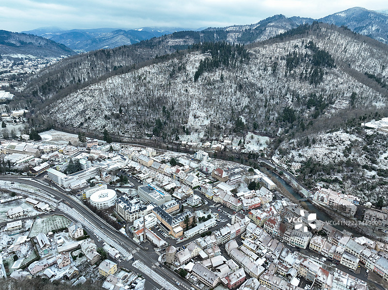 高角度俯瞰被雪覆盖的山脉与天空，法国大东部地区的坦恩图片素材