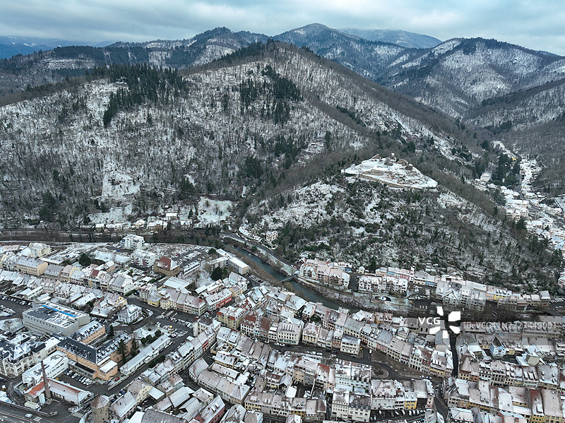 冬季天空下的城镇全景，法国大东部地区的坦恩图片素材