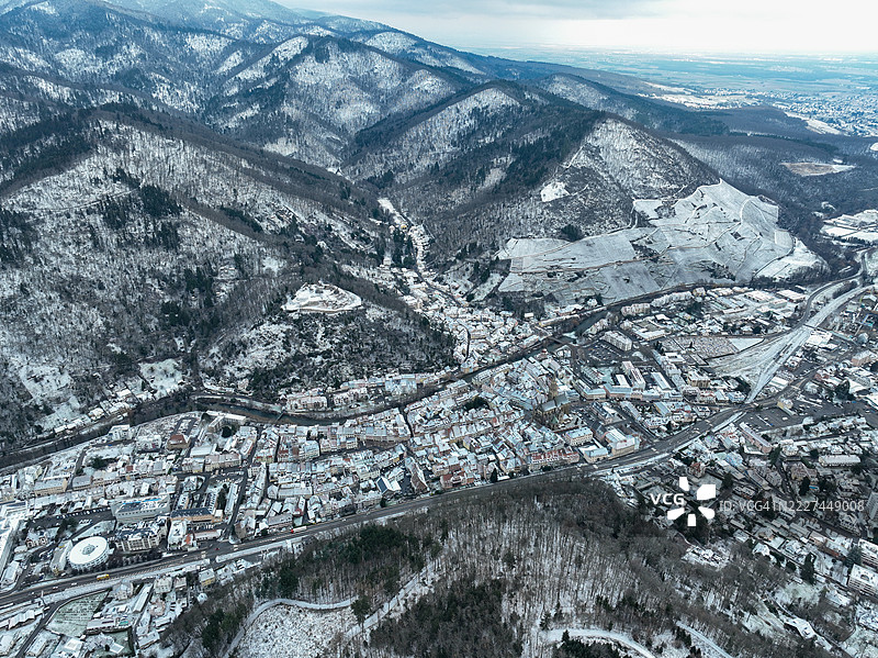 俯瞰雪山与天空的景色，法国大东部地区的坦恩图片素材