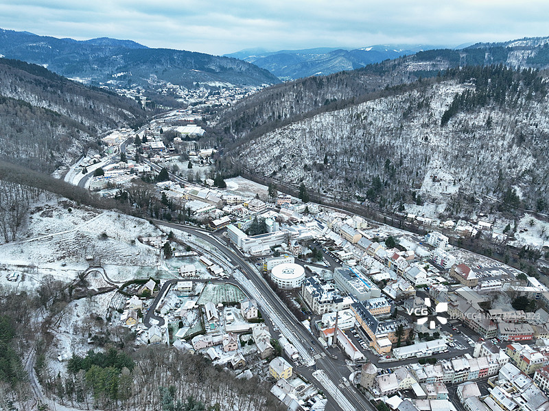 高角度俯瞰雪山与天空，法国大东部地区的坦恩图片素材