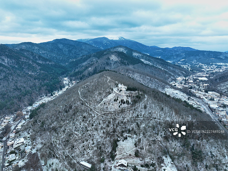 雪山与天空的鸟瞰图，法国大东部地区的坦恩图片素材