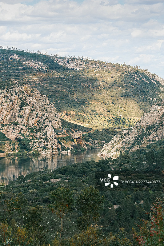 PR9 NISA - 康哈尔金矿小径 - 阿尔内罗永不疲倦的小径，圣安娜，波尔塔莱格雷，葡萄牙图片素材