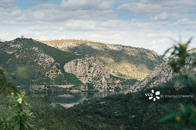 PR9 NISA - 康哈尔金矿小径 - 阿尔内罗永不疲倦的小径，圣安娜，波尔塔莱格雷，葡萄牙图片素材