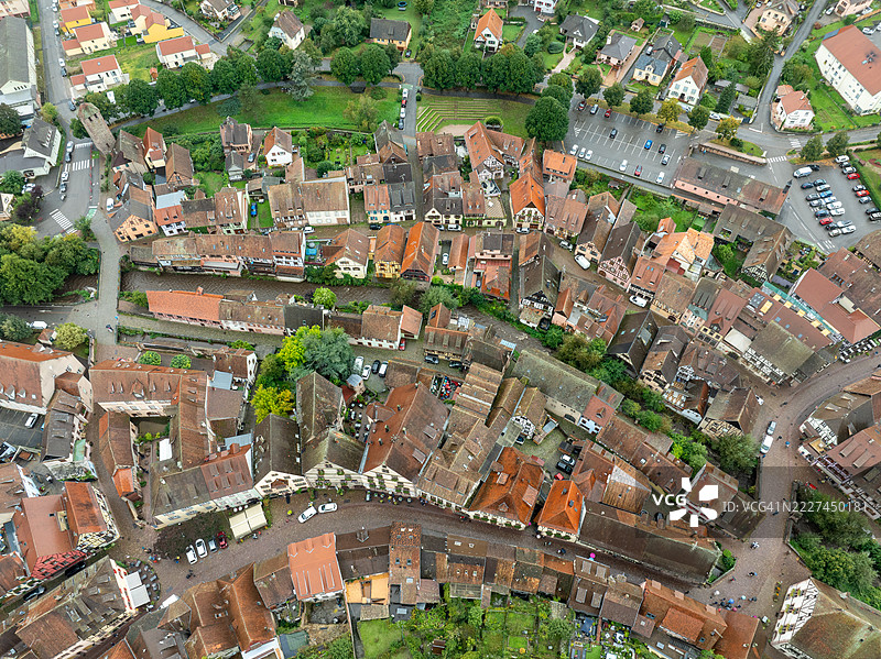 法国大东部凯泽斯贝格葡萄园小镇的房屋鸟瞰图图片素材