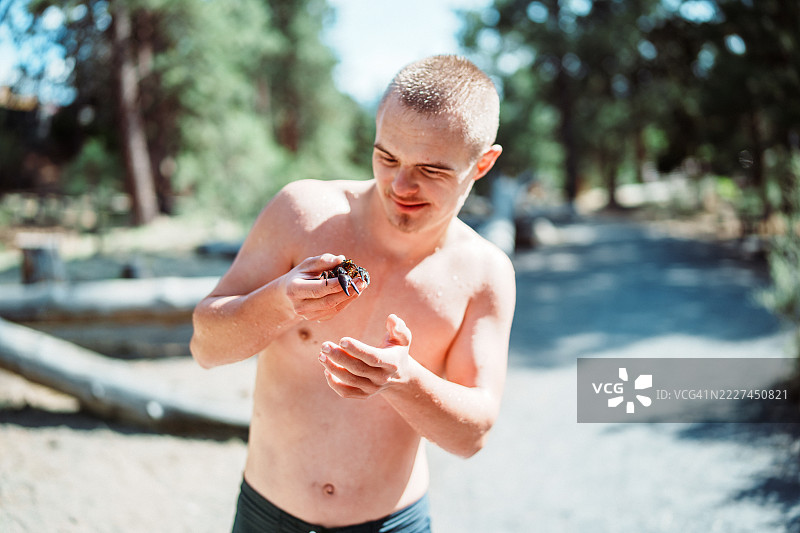 少年在河边抓到的小龙虾图片素材