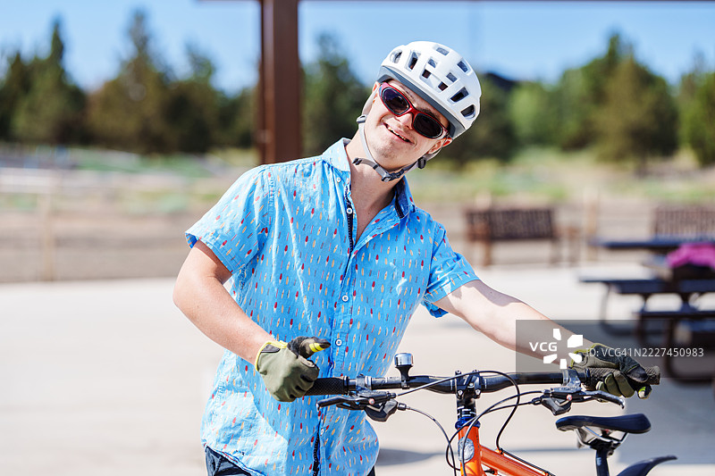 公园里骑自行车的微笑少年图片素材