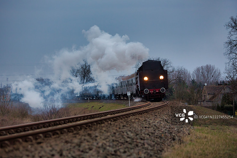 波兰维尔科波尔斯基的铁路轨道上的火车景观图片素材