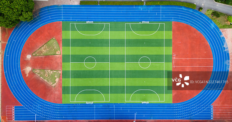 绿地上的游乐场鸟瞰图图片素材