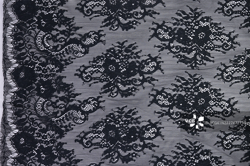 黑色刺绣蕾丝面料的全景特写。图片素材