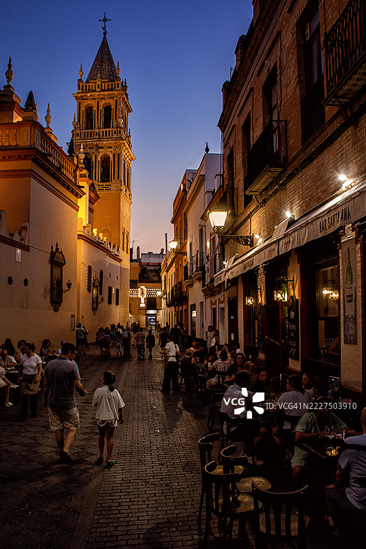 享受特里亚纳！图片素材