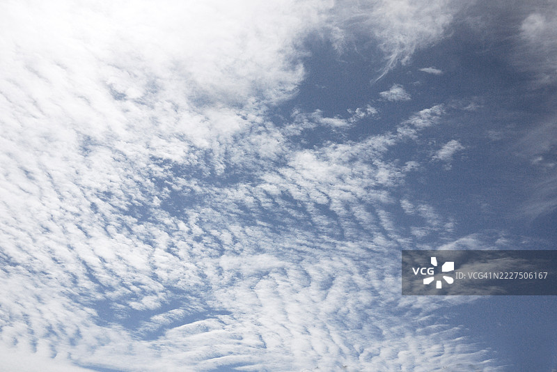 淡蓝色天空上的白色卷云图片素材