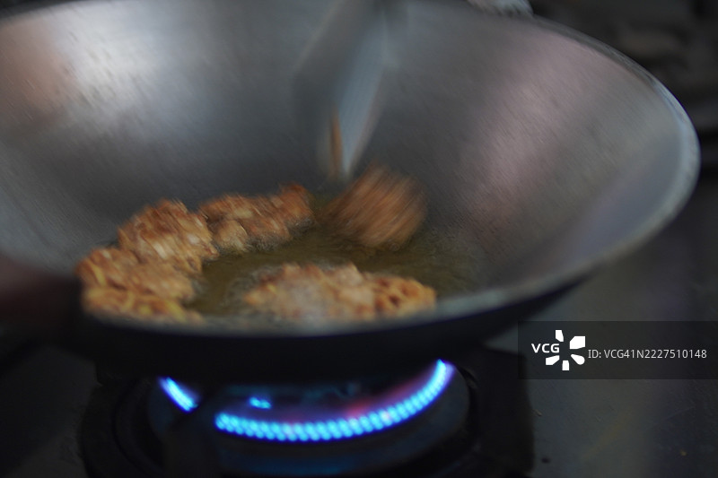 在平底锅中煎炸香蕉花图片素材
