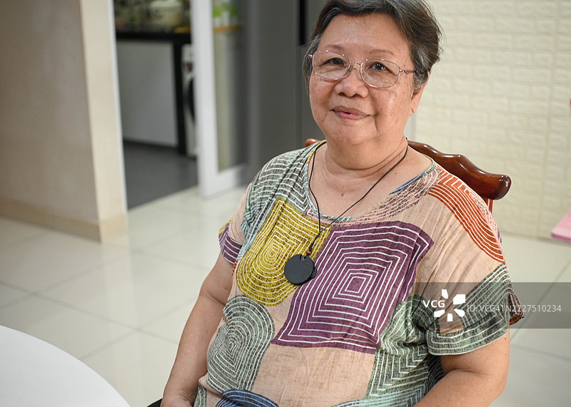 家中神情沉思的老年女性图片素材