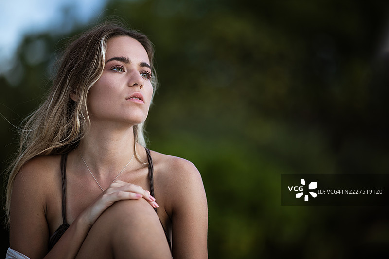 年轻美丽的女人在做白日梦。图片素材