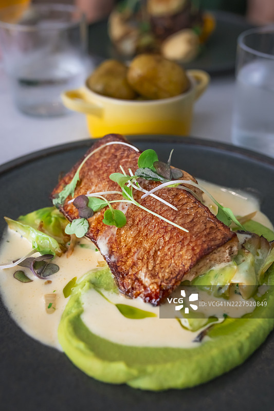 美味的传统芬兰鱼菜，炸白鱼图片素材