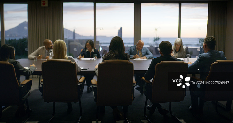 团队合作，商务人士在办公室召开会议和规划，讨论股东、年度报告和审查。董事会、资本投资以及与员工的合作，进行账户提案。图片素材