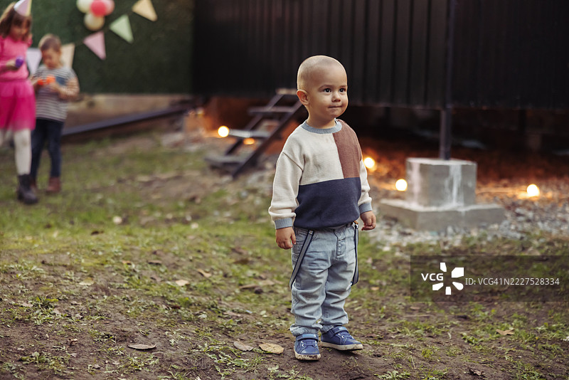 可爱的小男孩在儿童生日派对上玩得很开心图片素材