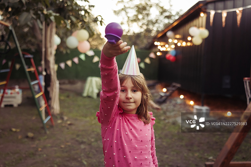 生日女孩在户外生日派对上玩蛋与勺比赛图片素材