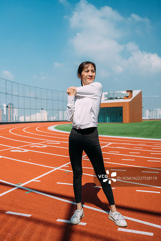 年轻运动员的优雅晨间热身图片素材