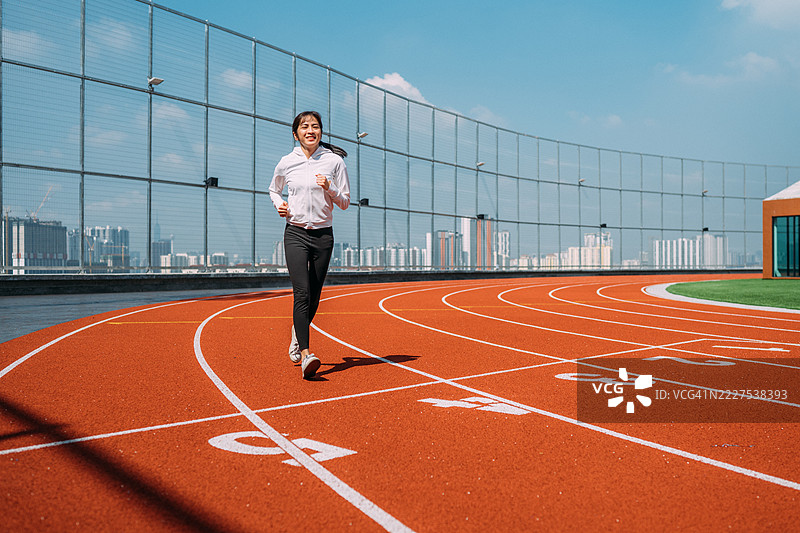 追踪焦点：和谐的步行与跑步图片素材