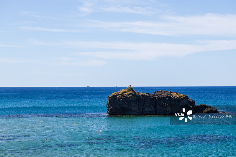 清澈透明的海水和壮观的岩石风景：日本鸟取县的白兔海岸图片素材