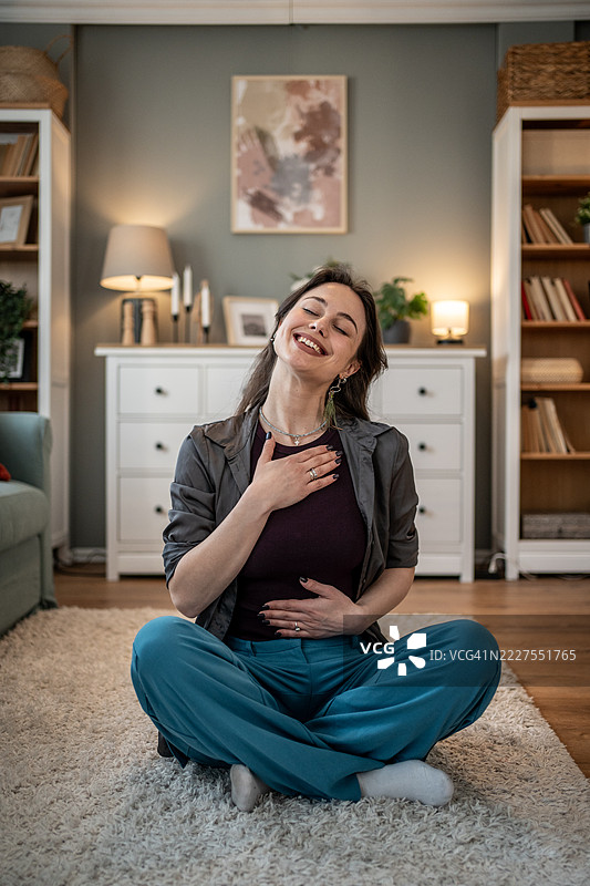 宁静的女性在家中练习深呼吸练习图片素材