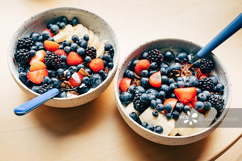 早餐碗特写，里面有酸奶和新鲜浆果图片素材