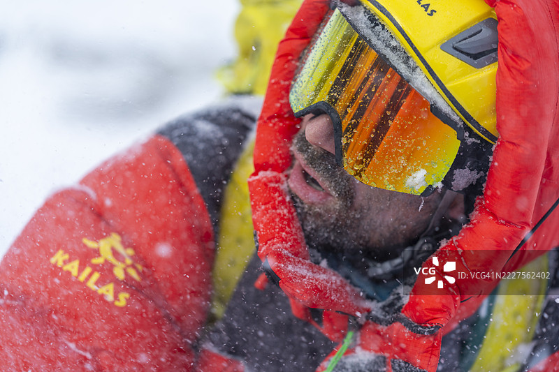 登山者在冬季风暴攀登时佩戴雪覆盖的防护护目镜图片素材