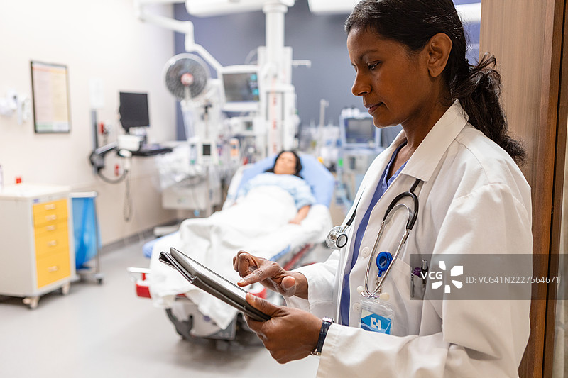 医生在病房里使用平板电脑图片素材