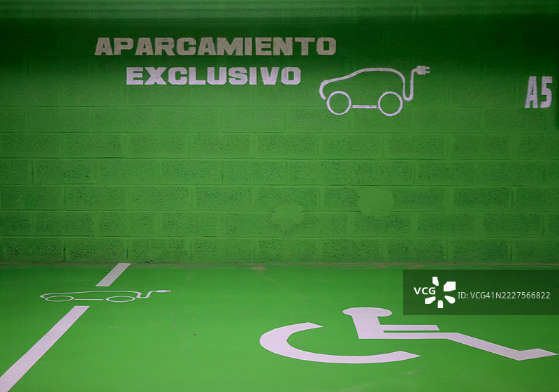 电动车充电停车位图片素材