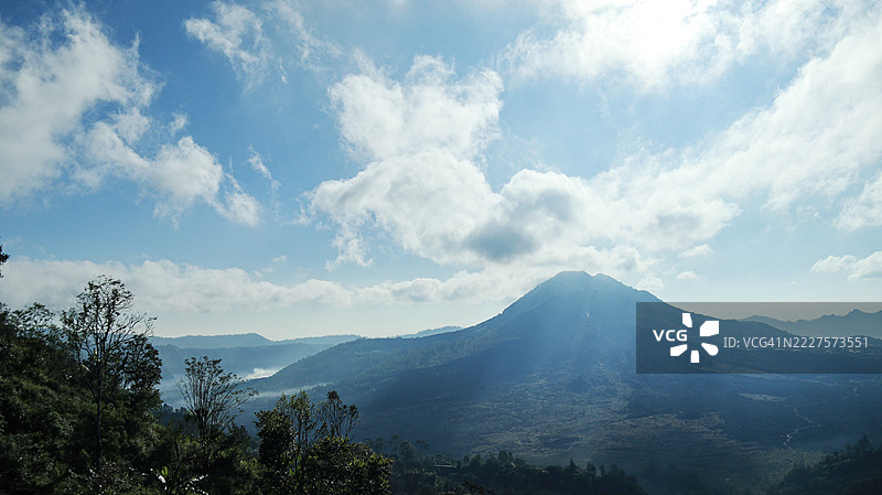 巴图尔山峰上的晨曦阳光图片素材