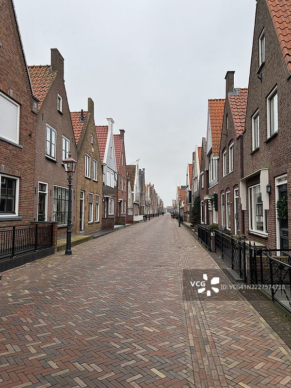 城市中建筑间的空巷，Zuideinde，荷兰沃伦丹图片素材