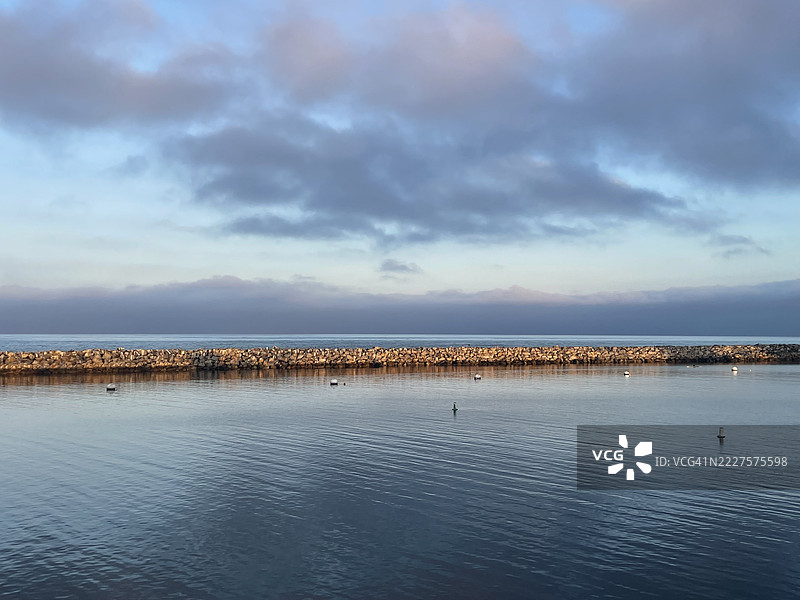 清晨加利福尼亚州红ondo海滩宁静港口中蓝色和灰色的美丽倒影，以及云彩天空。图片素材